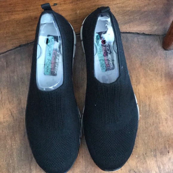 Skechers black and white shoes - Picture 5 of 6